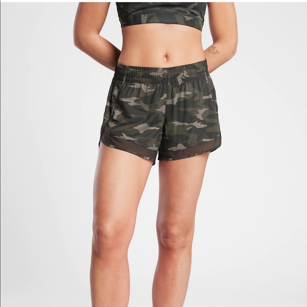 Athleta Printed Mesh Racer Run Short 4” Olive green camo Size xSmall
